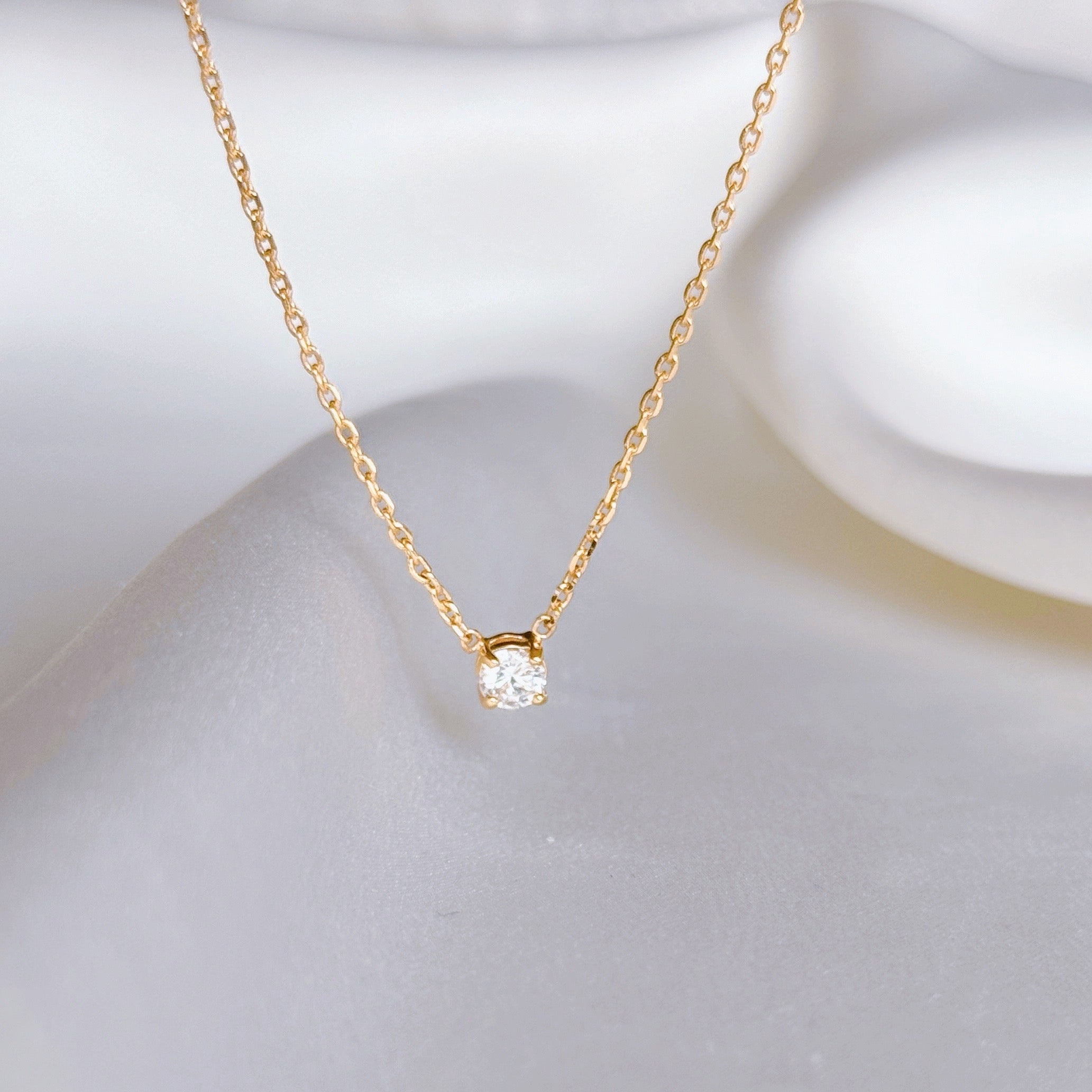 Gold-plated “Solitaire claw” necklace