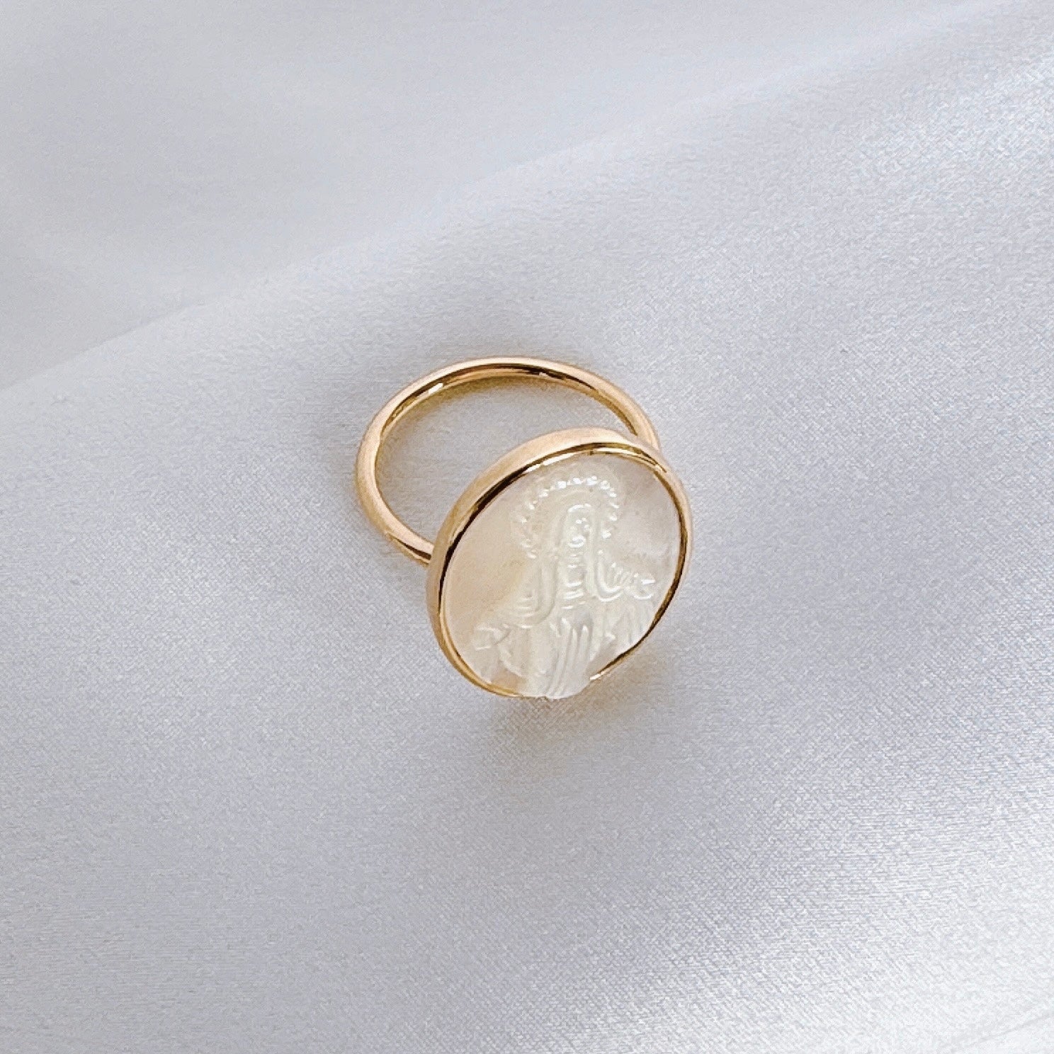 Gold-plated “Virgin Mary mother-of-pearl” ring 