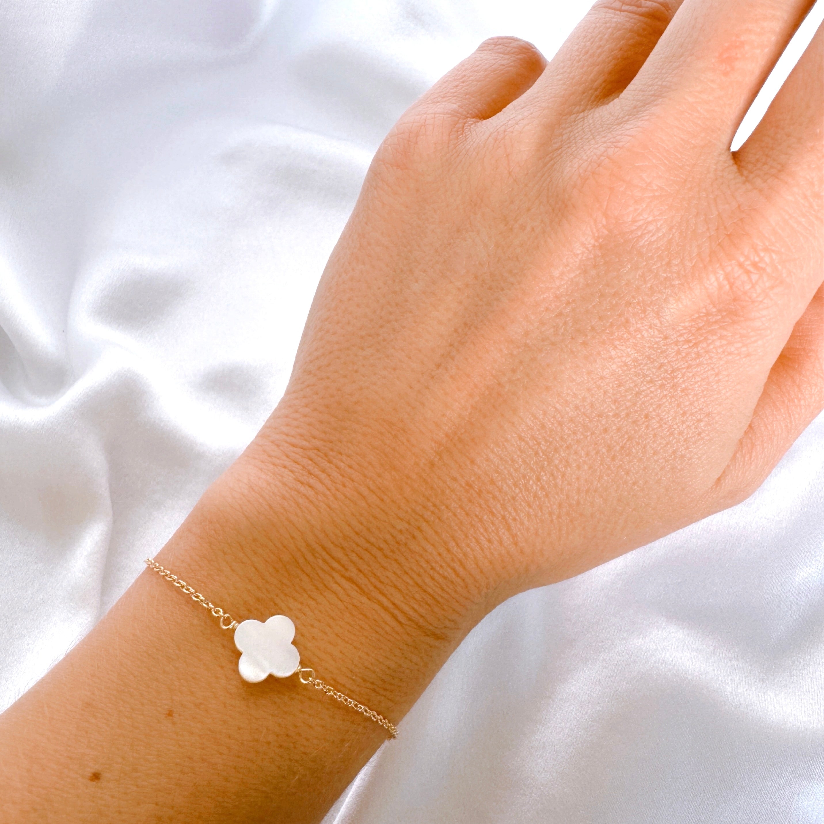 Gold-plated “Mother-of-pearl clover” bracelet