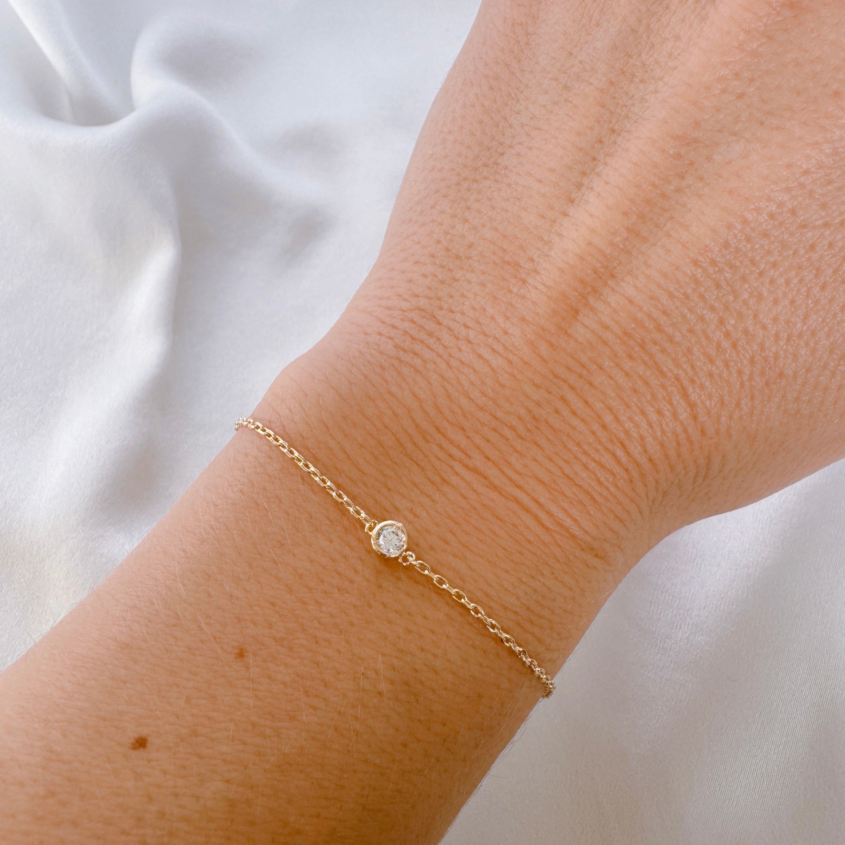 Gold-plated “Closed-set Solitaire” bracelet