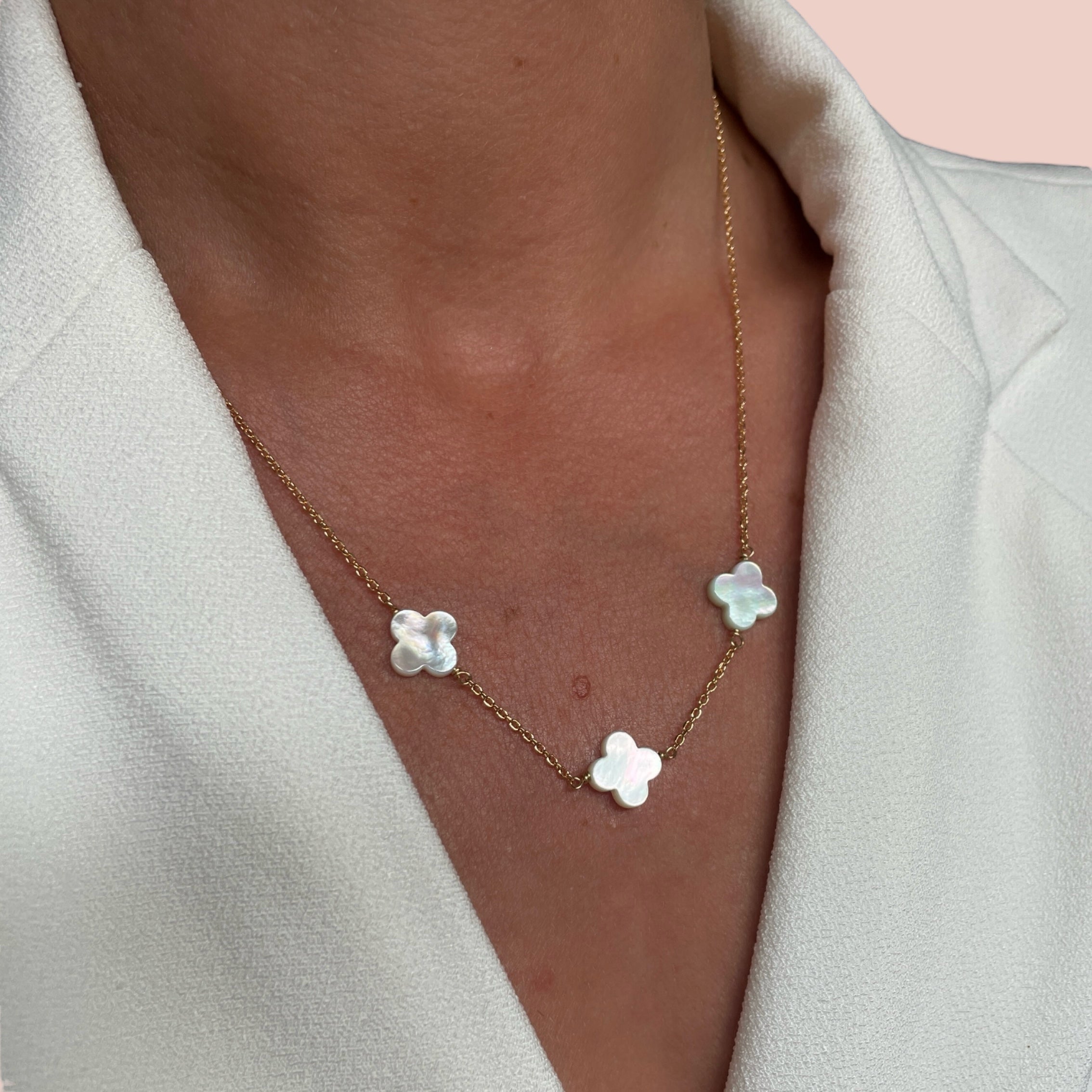 Gold-plated “White mother-of-pearl clovers” necklace